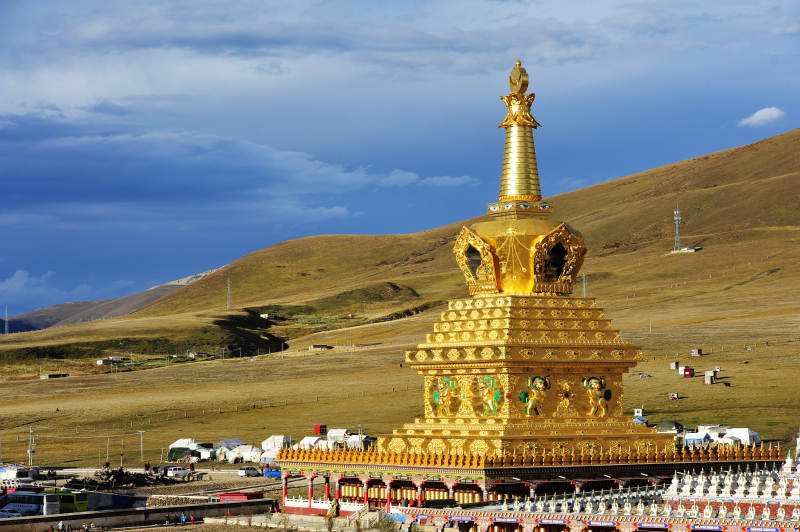 金色佛塔映草原风光--亚青寺图片