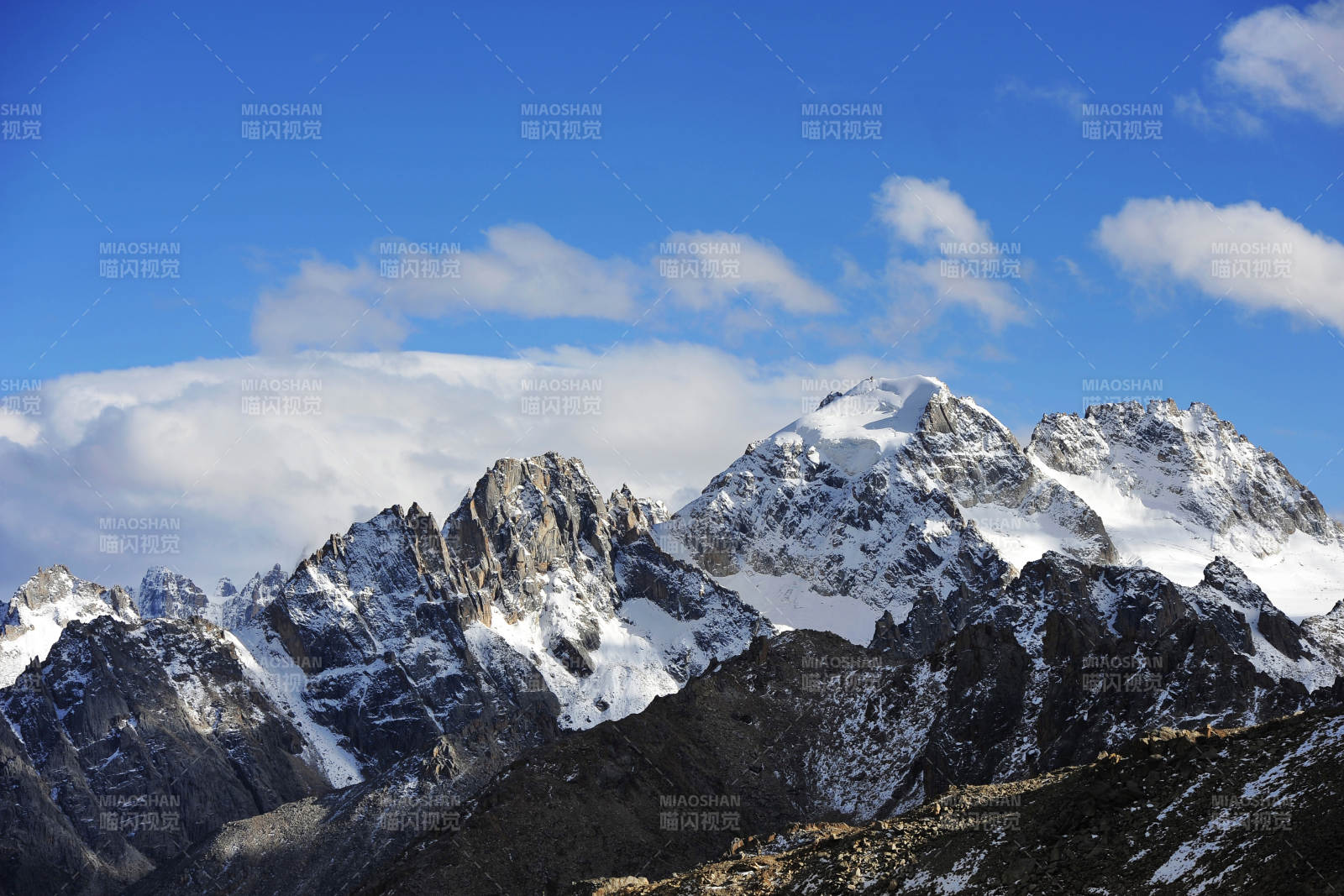 四川省甘孜藏族自治州 雪山之巅 蓝天白云图片