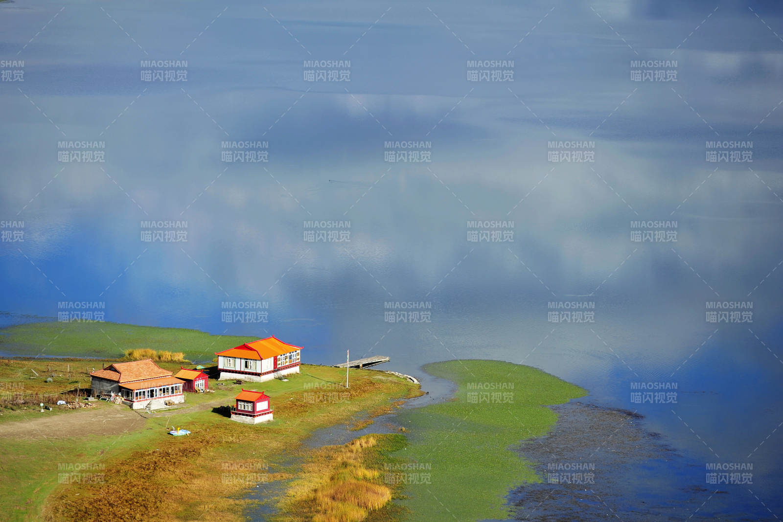 四川省甘孜藏族自治州湖畔小屋 宁静悠然图片