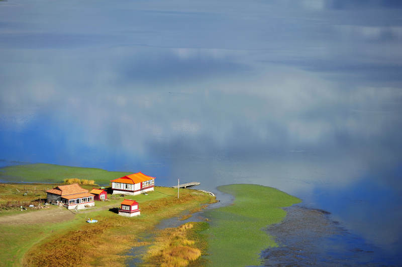 四川省甘孜藏族自治州湖畔小屋 宁静悠然图片