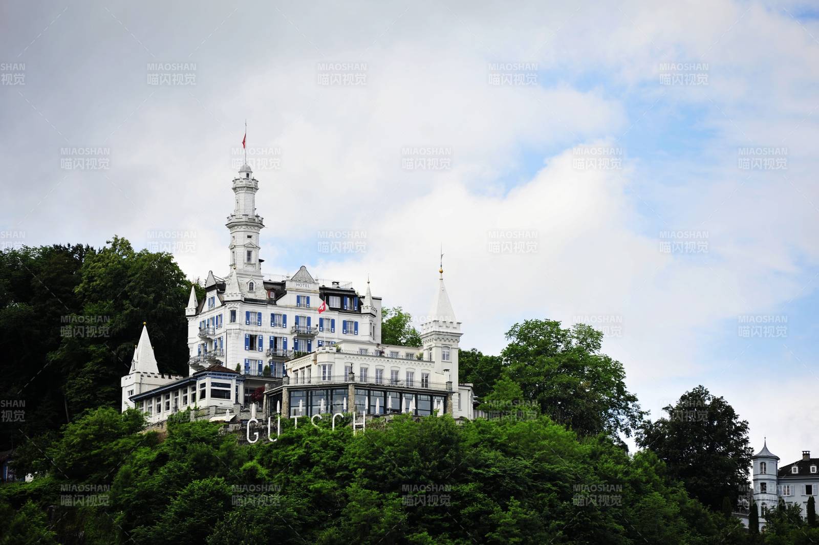 卢塞恩半山腰的白色城堡酒店图片