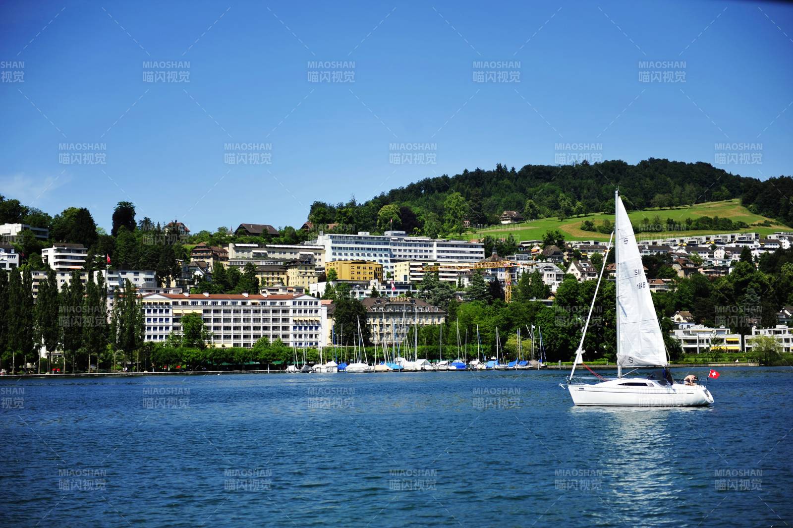 瑞士湖畔帆影 城市风光图片