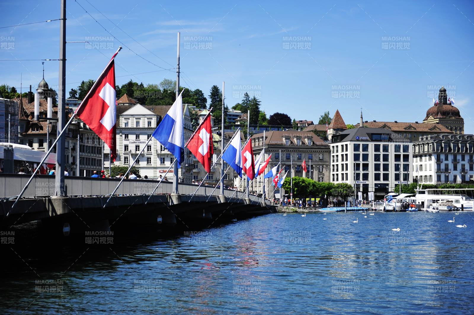 瑞士湖畔的旗帜与建筑图片