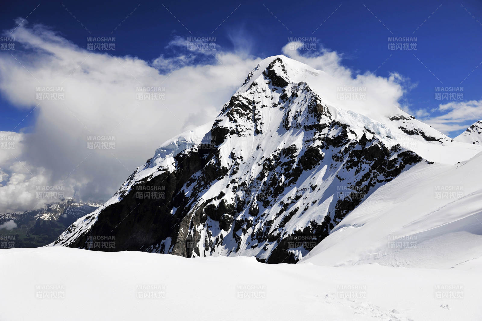 瑞士  少女峰 雪山之巅 蓝天白云图片