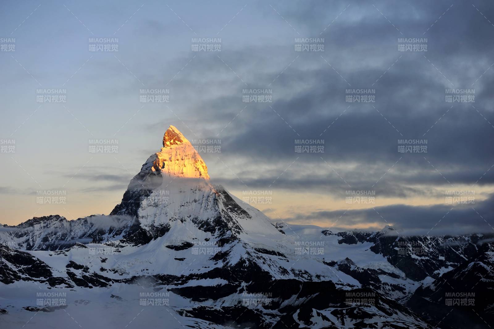 瑞士马特洪峰日落下的雪山之巅图片
