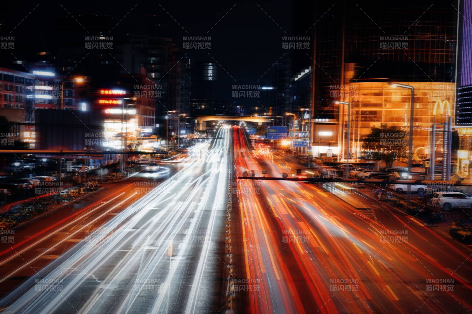 成都夜景车流光影交错图片
