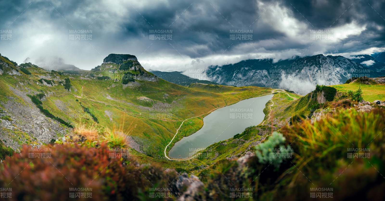 高山湖泊 云雾缭绕图片