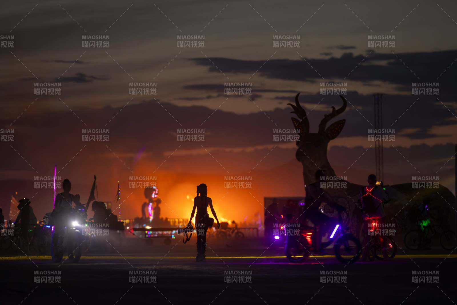 夜幕下的艺术与光影盛宴图片