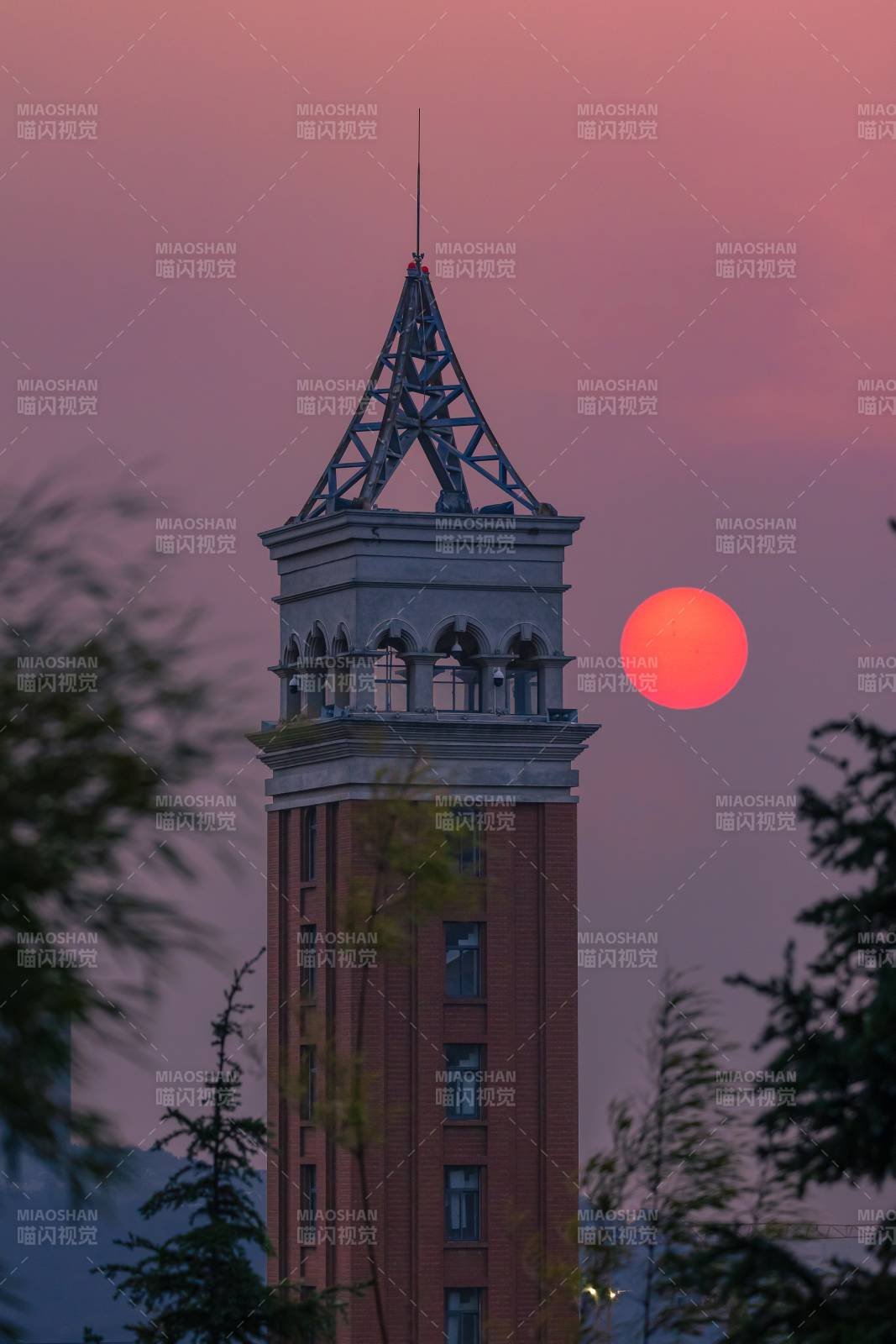 云南大学钟楼映夕阳图片