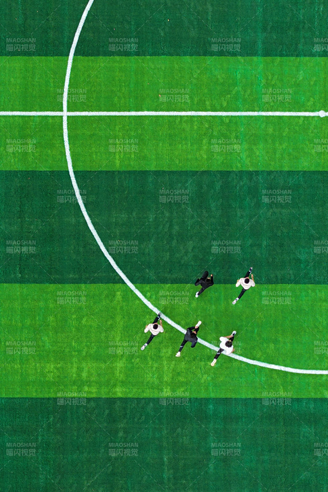 足球场上的五人对决图片