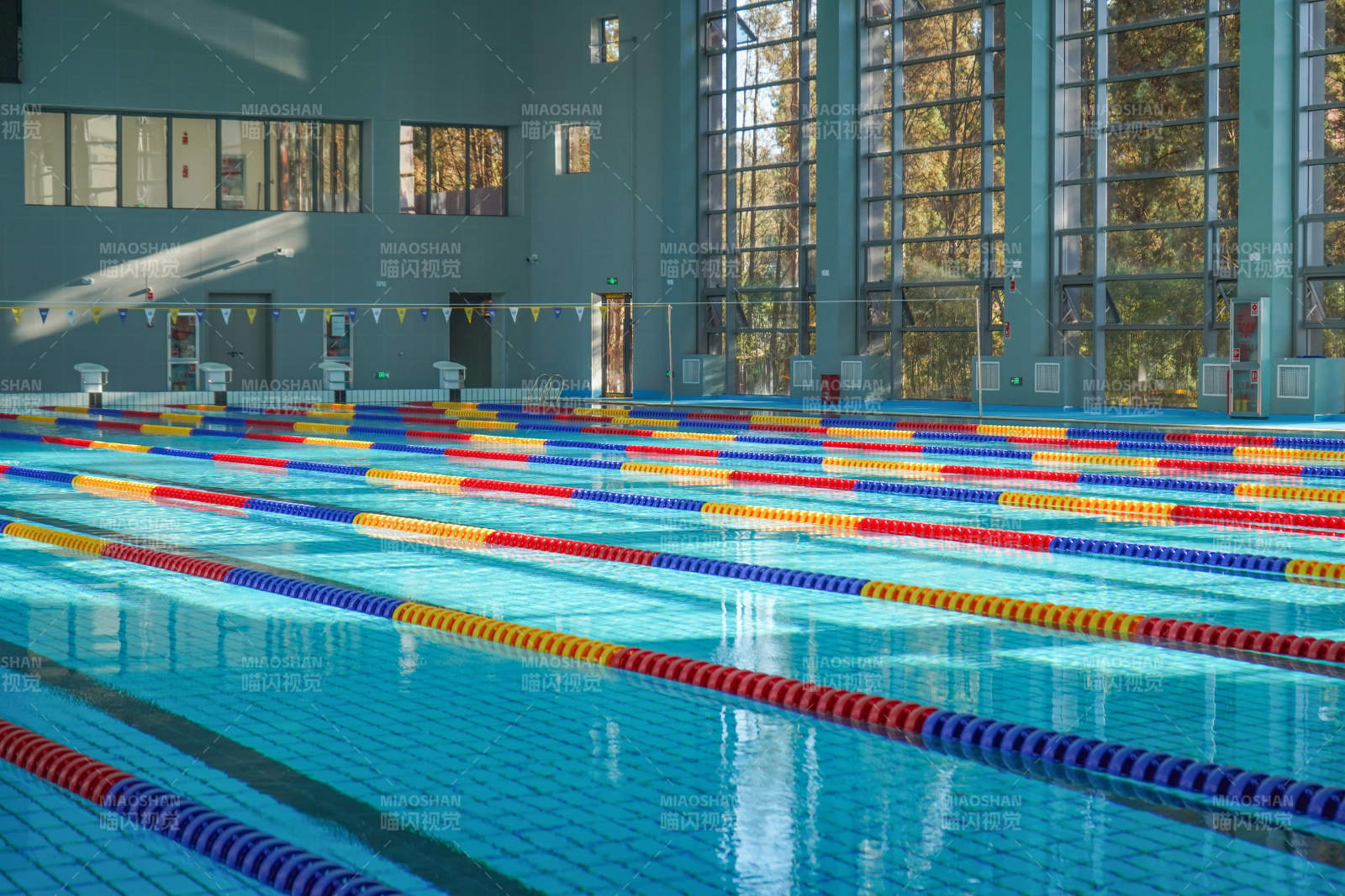 室内游泳池的宁静时光图片