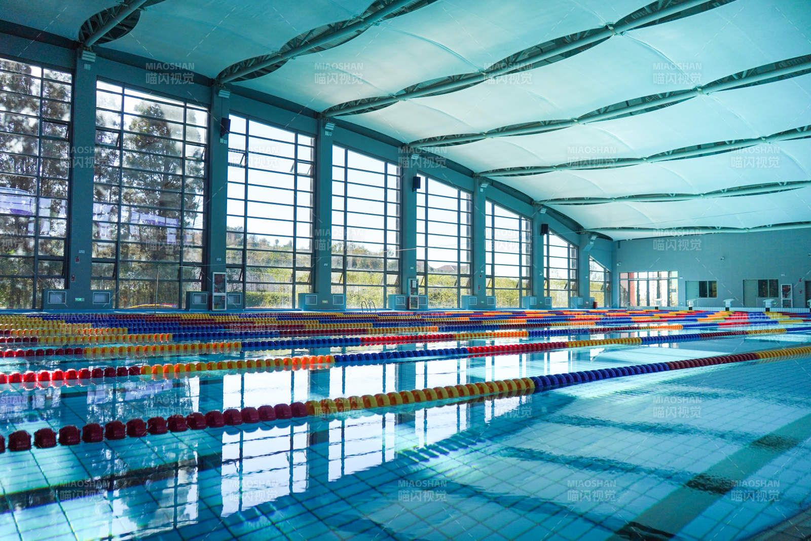 室内游泳池全景图图片