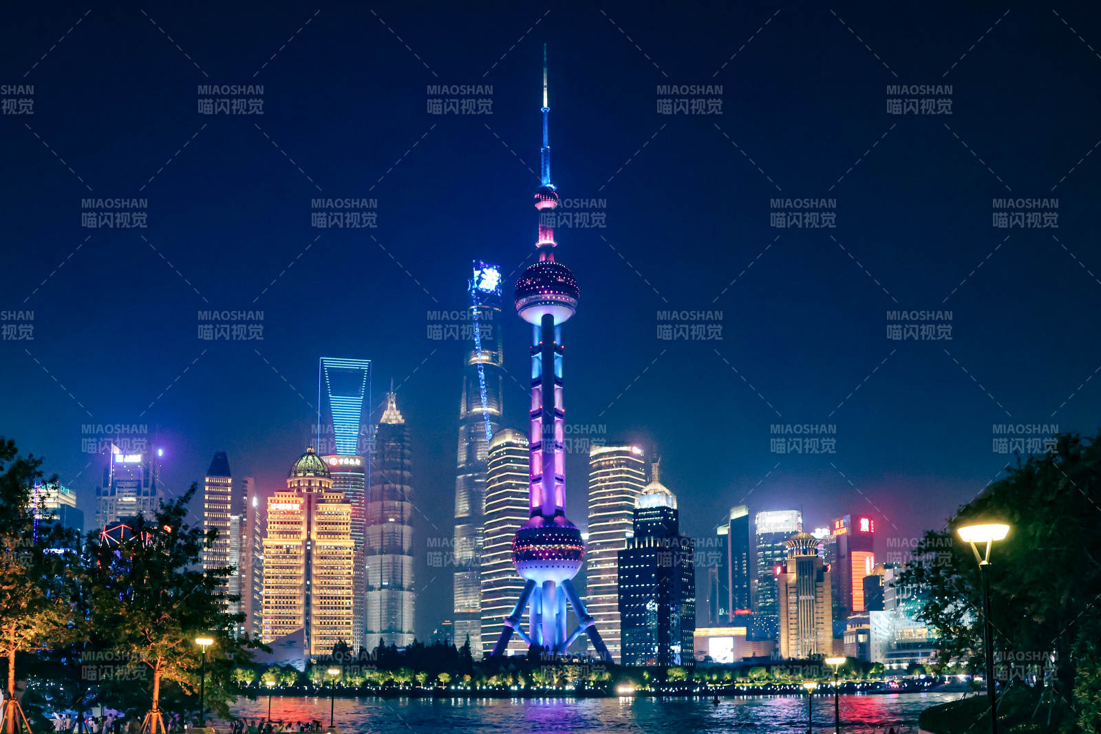 上海夜景中的东方明珠塔图片