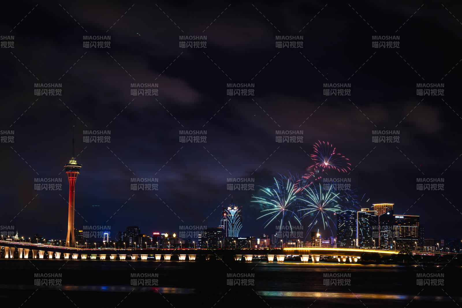 夜空烟花映桥塔图片