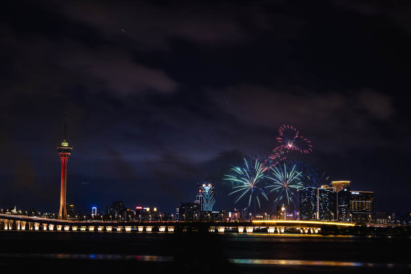 夜空烟花映桥塔图片