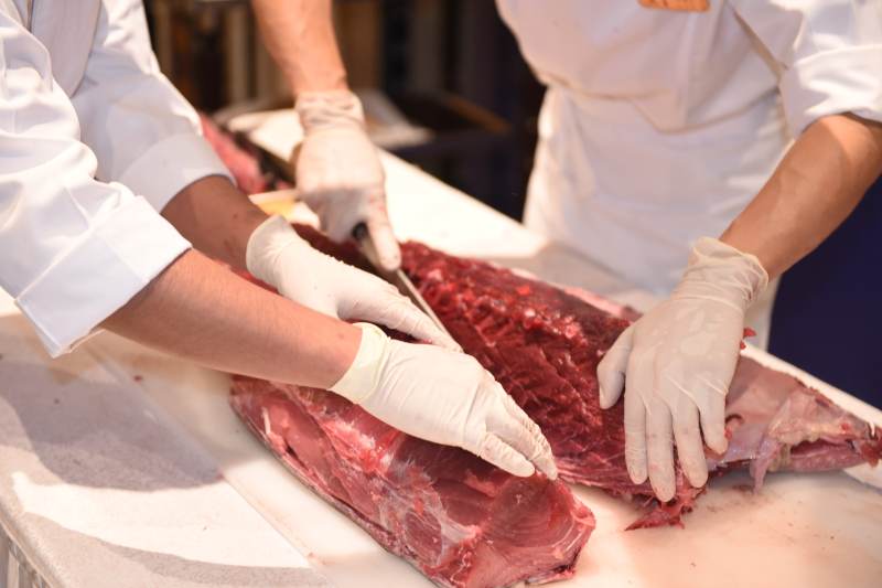 切割新鲜金枪鱼图片