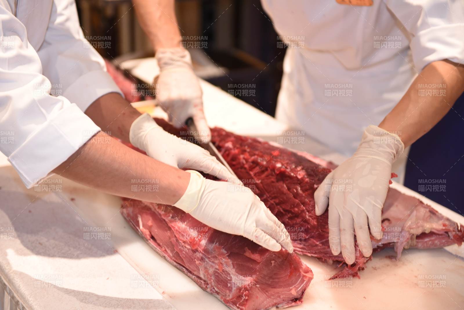 切割新鲜金枪鱼图片