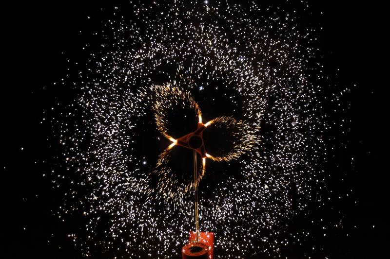 火花四溅的旋转艺术图片