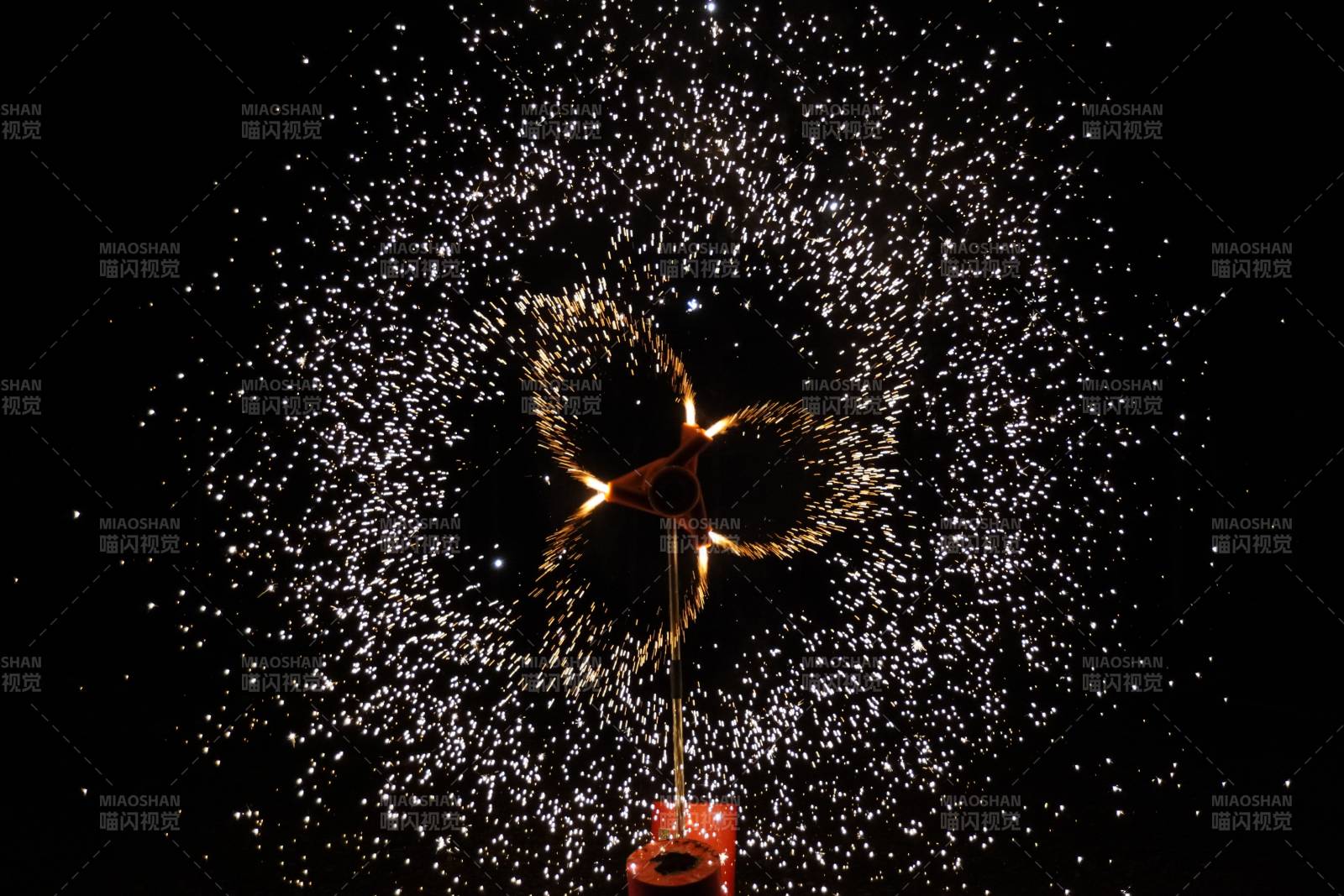 火花四溅的旋转艺术图片