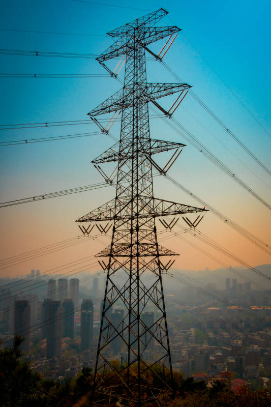 城市黄昏下的高压电塔图片