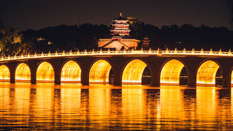 颐和园夜景十七孔桥映塔光辉图片
