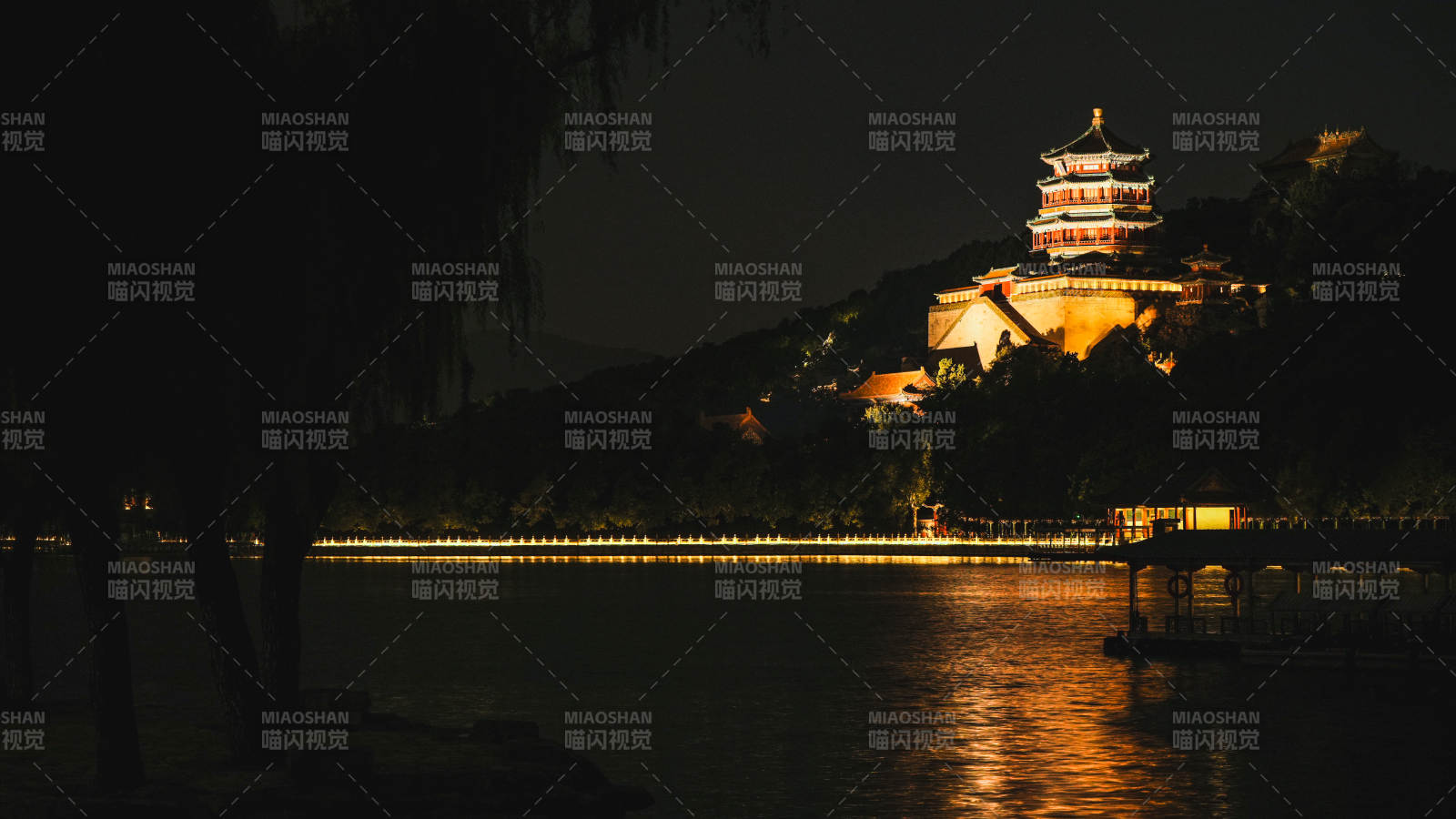 颐和园夜景中的古塔与湖光图片