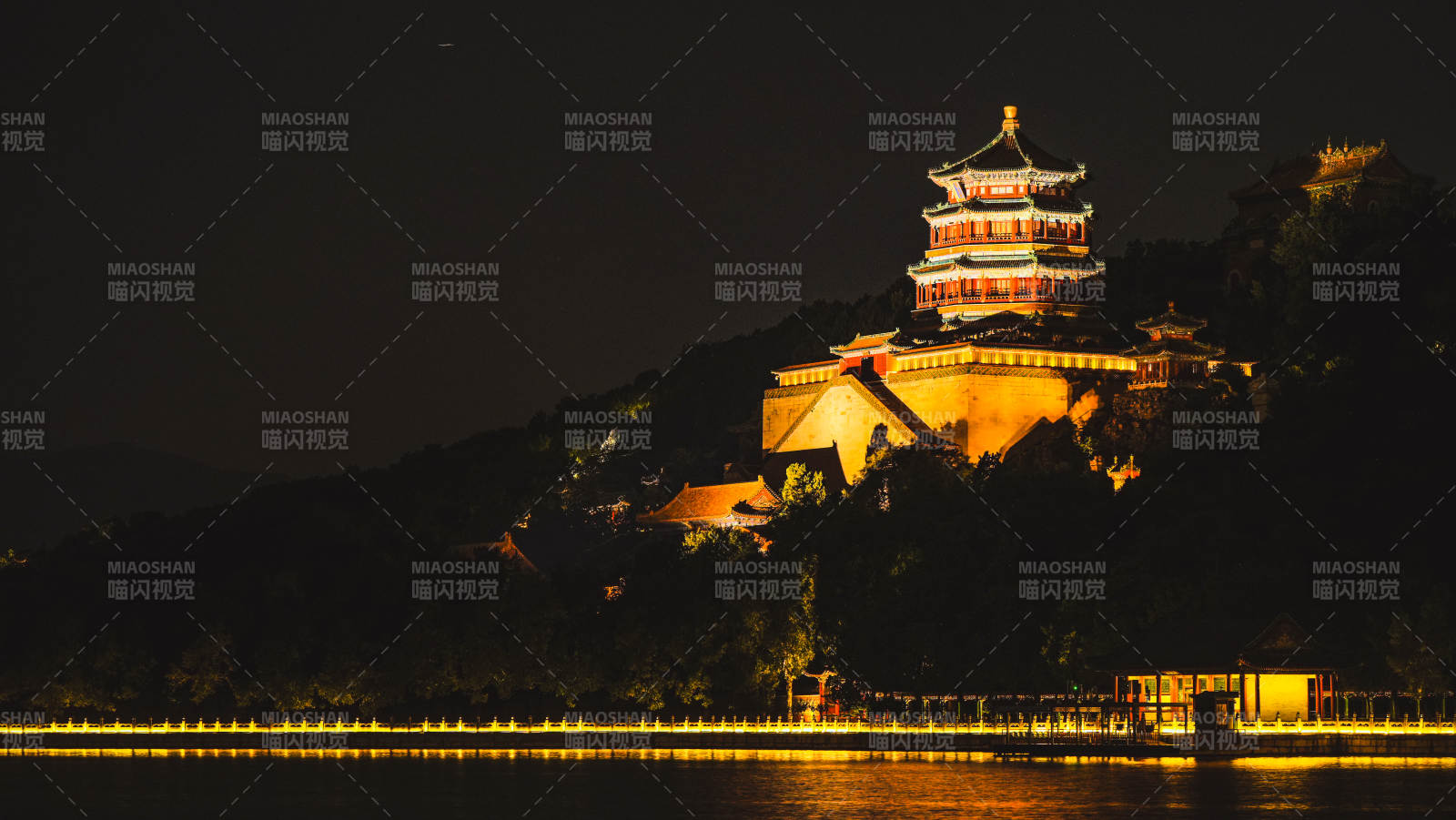 颐和园佛香阁夜景中的古塔与湖光图片