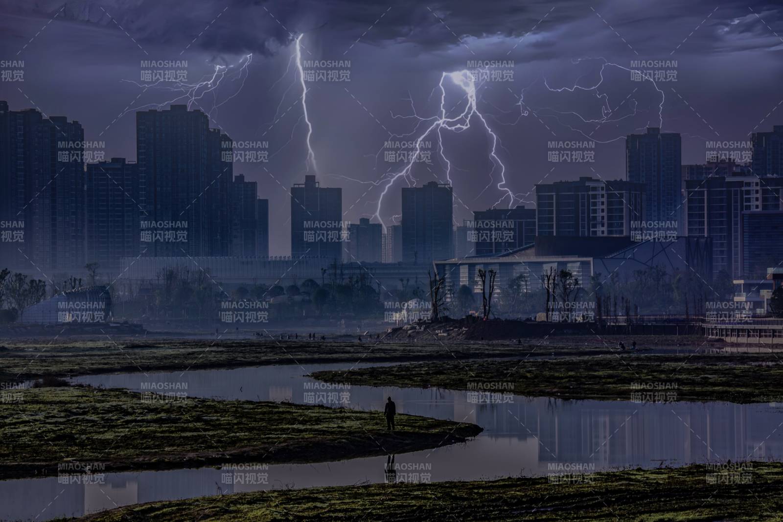 城市夜空闪电图片