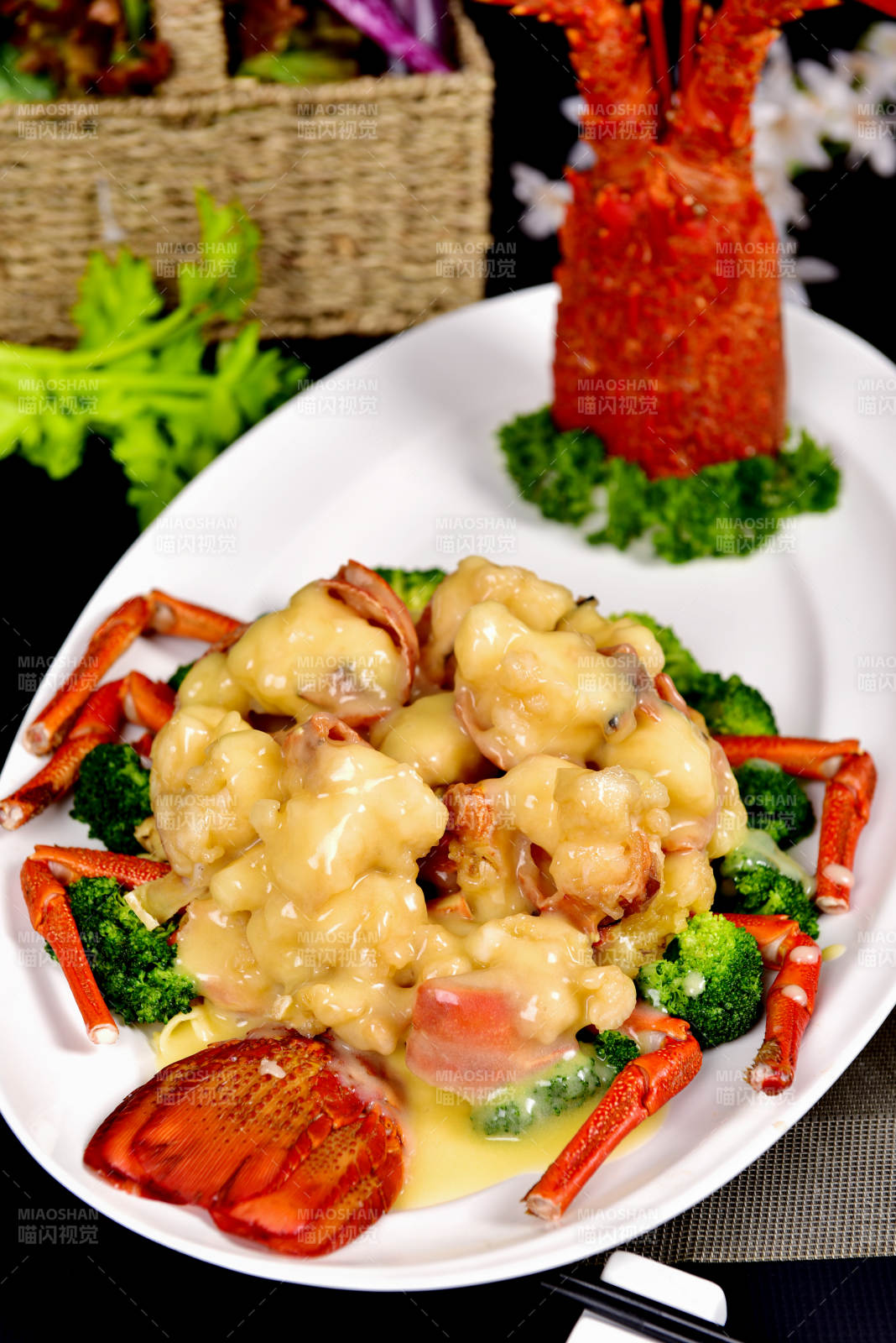 奶油焗龙虾配西兰花图片