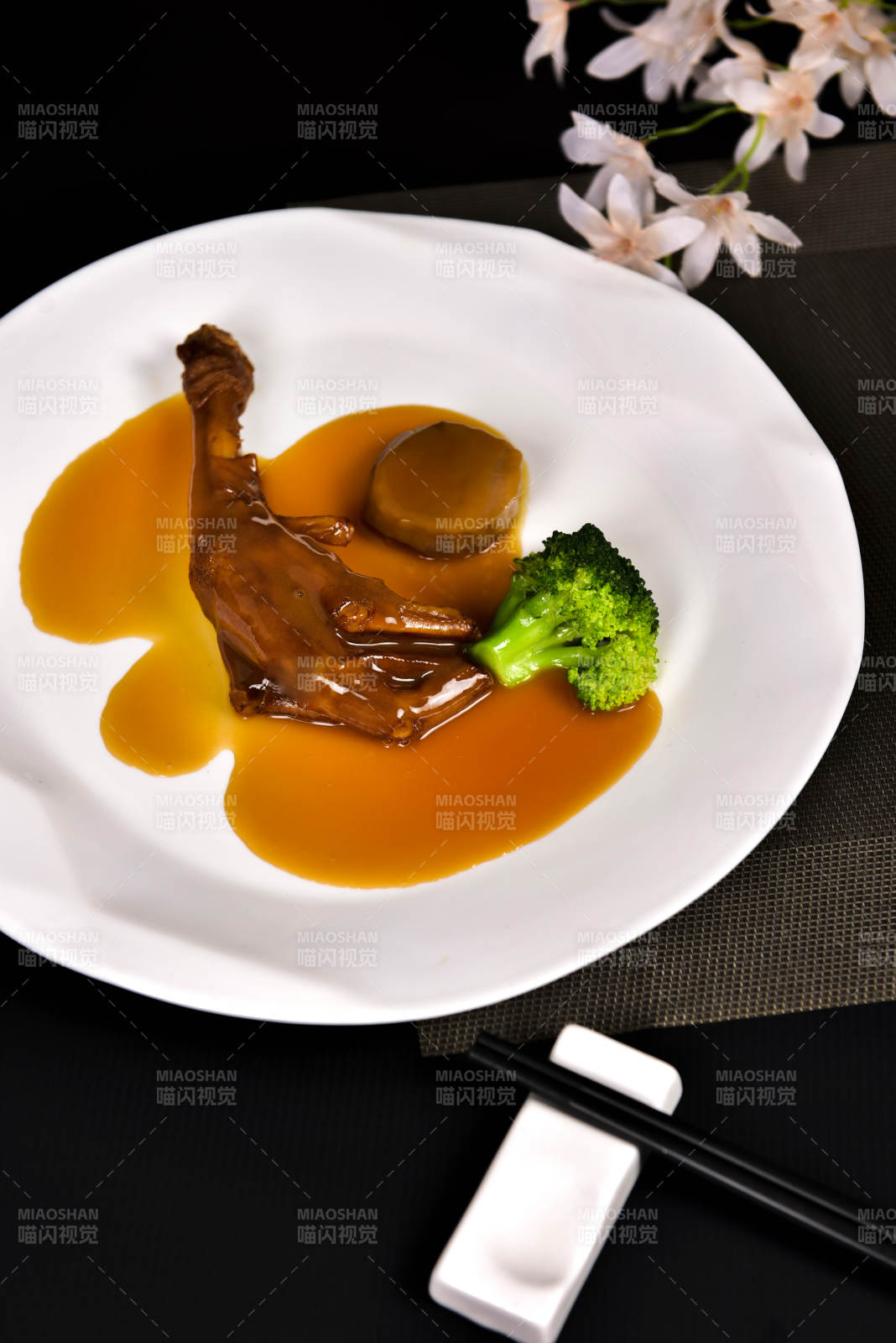 鲍汁鹅掌配西兰花图片