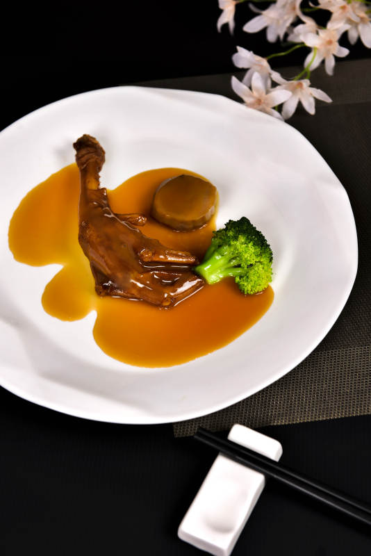 鲍汁鹅掌配西兰花图片