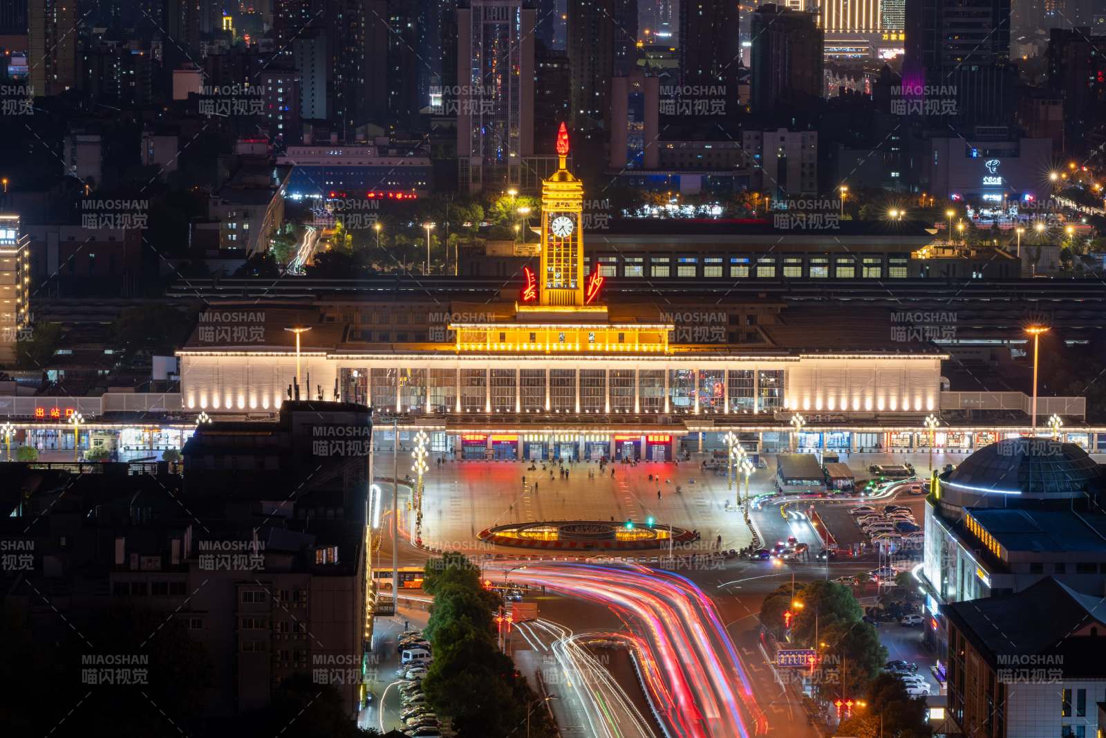 夜景中的长沙火车站灯火辉煌图片