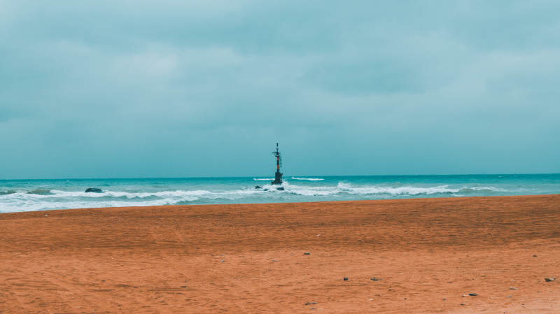 海边的孤舟 云天相接图片