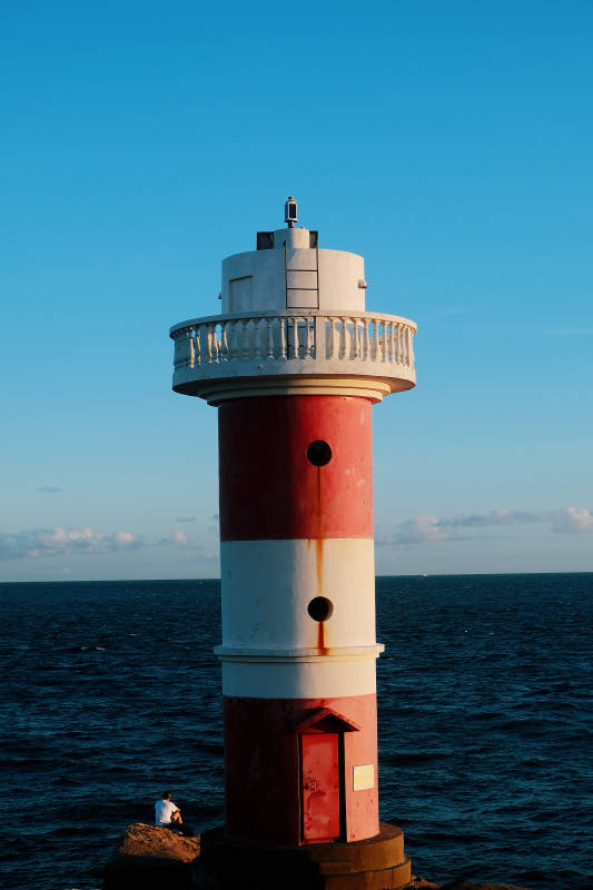 东极海边的红白灯塔图片