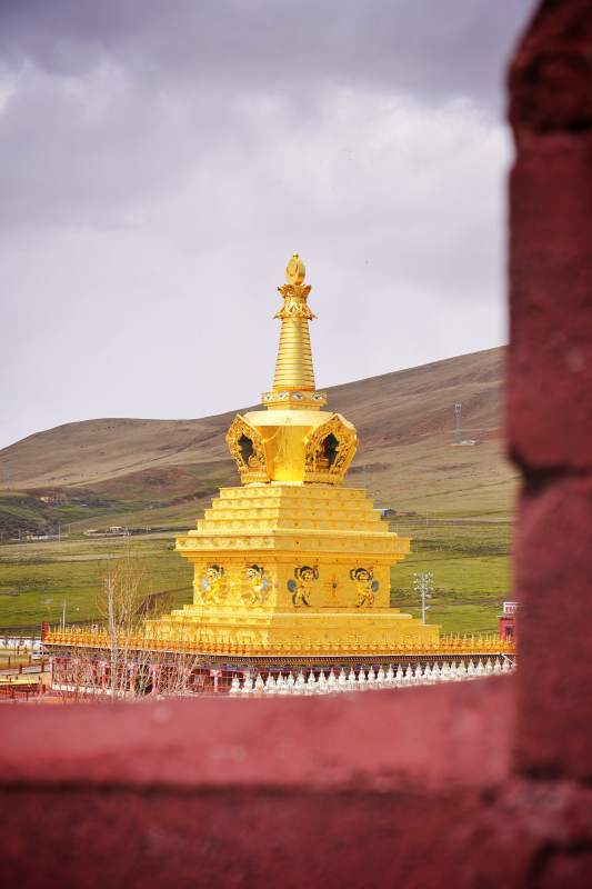 亚青寺的金色佛塔图片