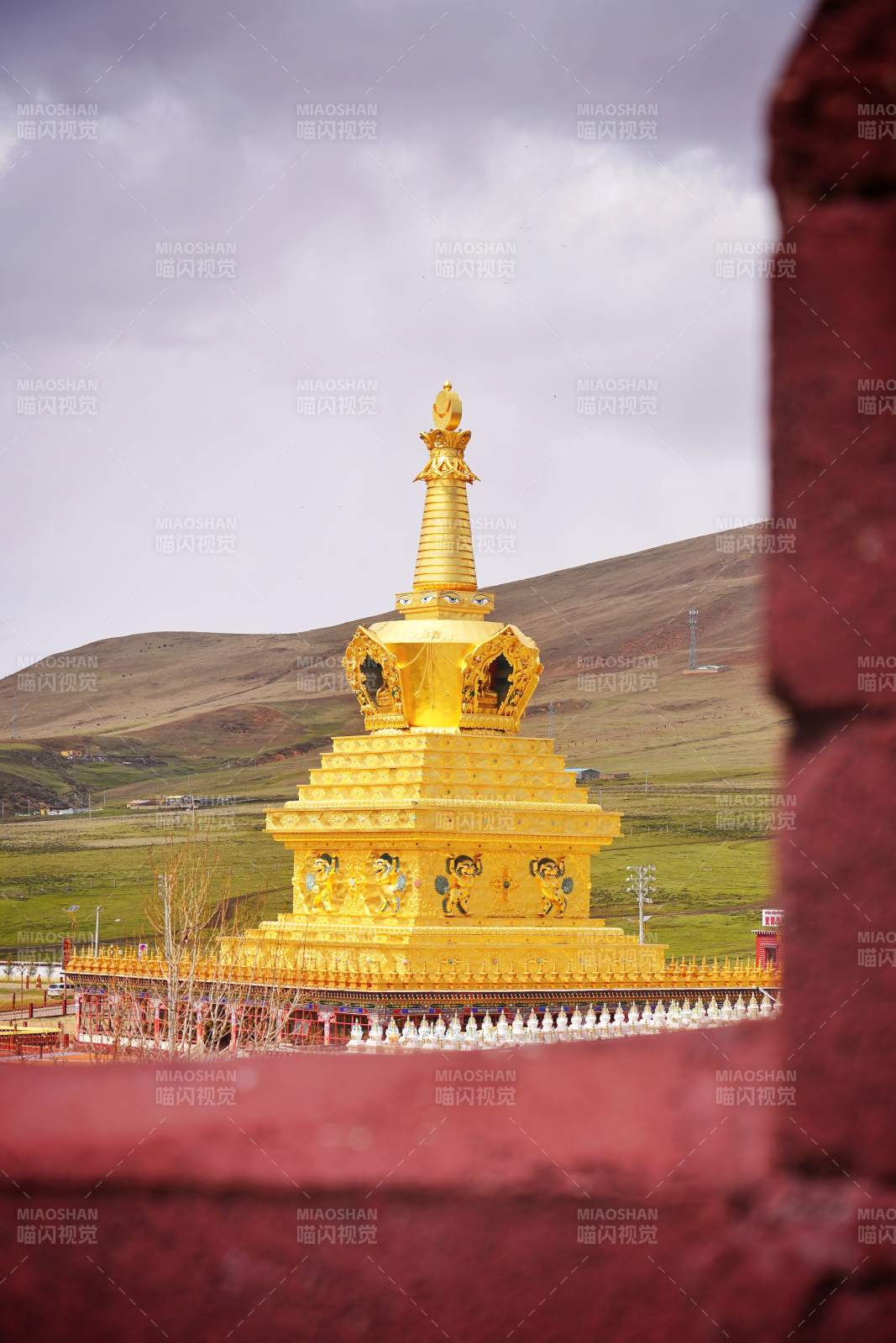 亚青寺的金色佛塔图片