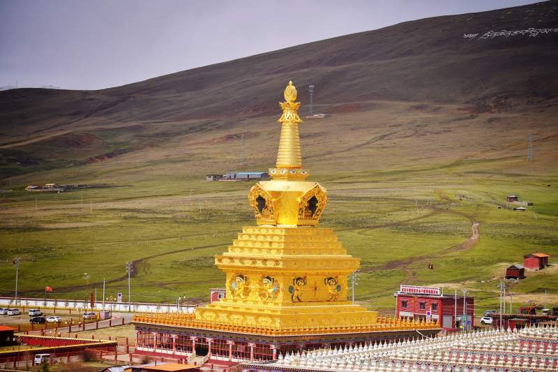 亚青寺的金色佛塔图片