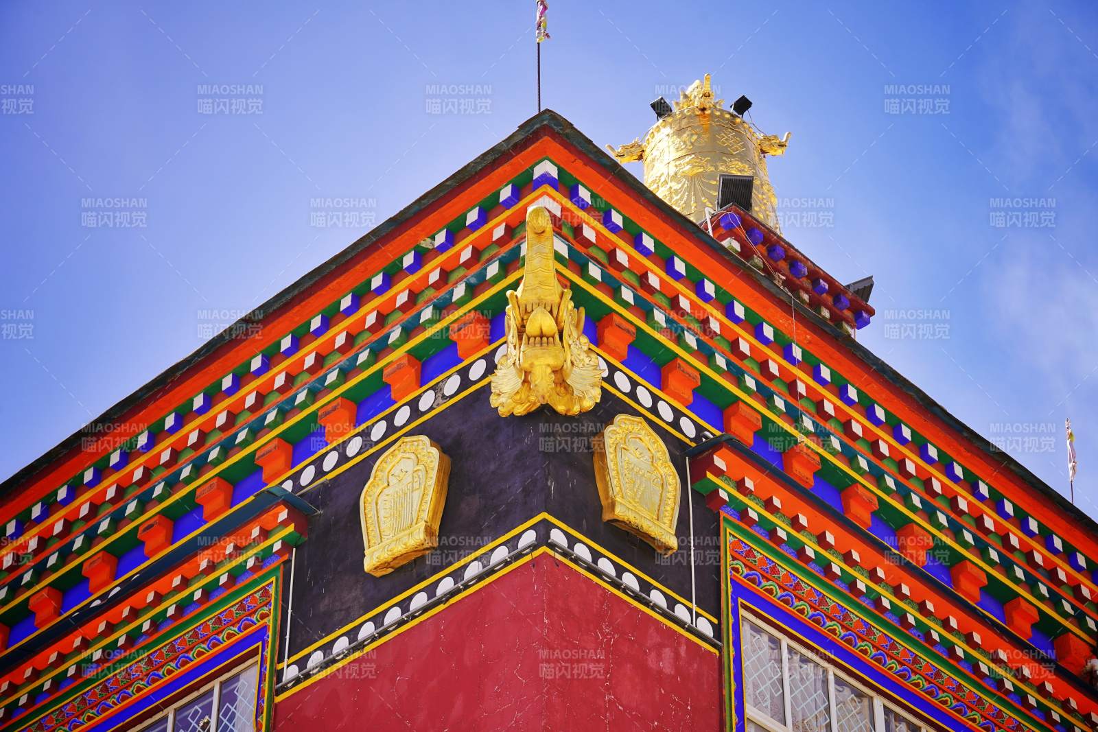 亚青寺的藏式寺庙屋顶图片