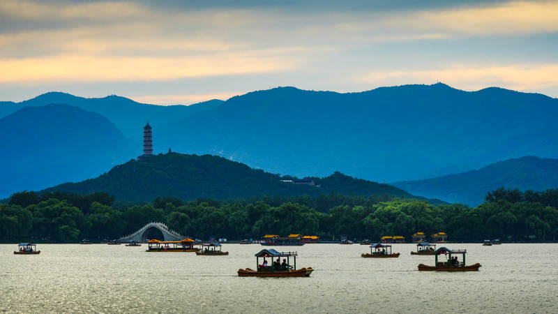 颐和园昆明湖游船与雷峰塔景图片