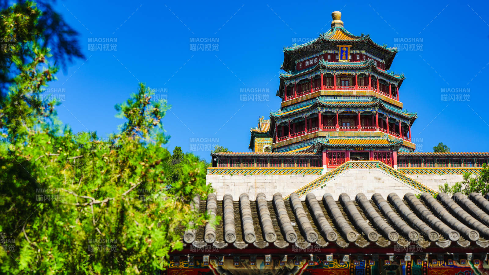 颐和园佛香阁晴空映衬图片