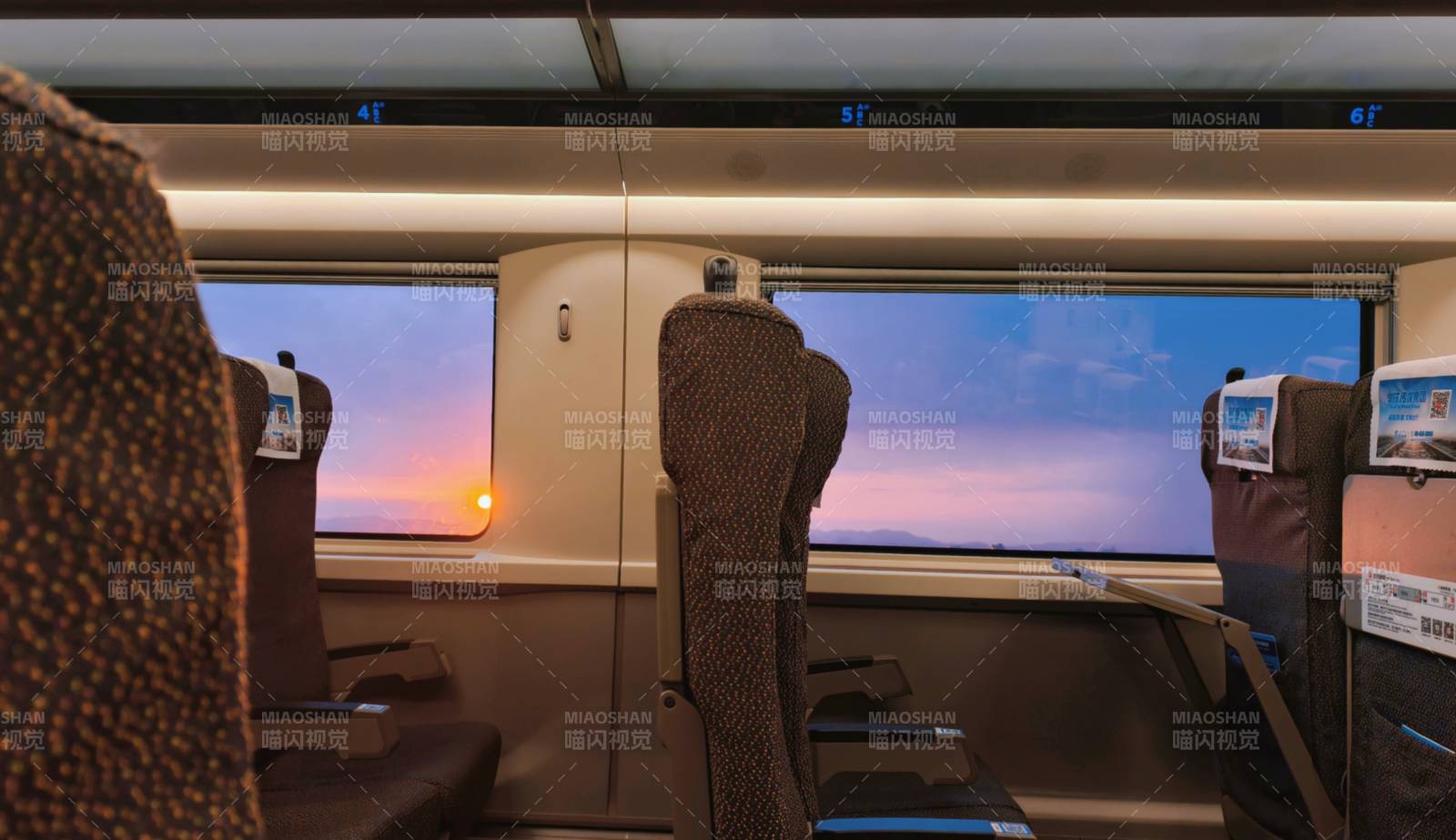 高铁车厢内的宁静时光图片