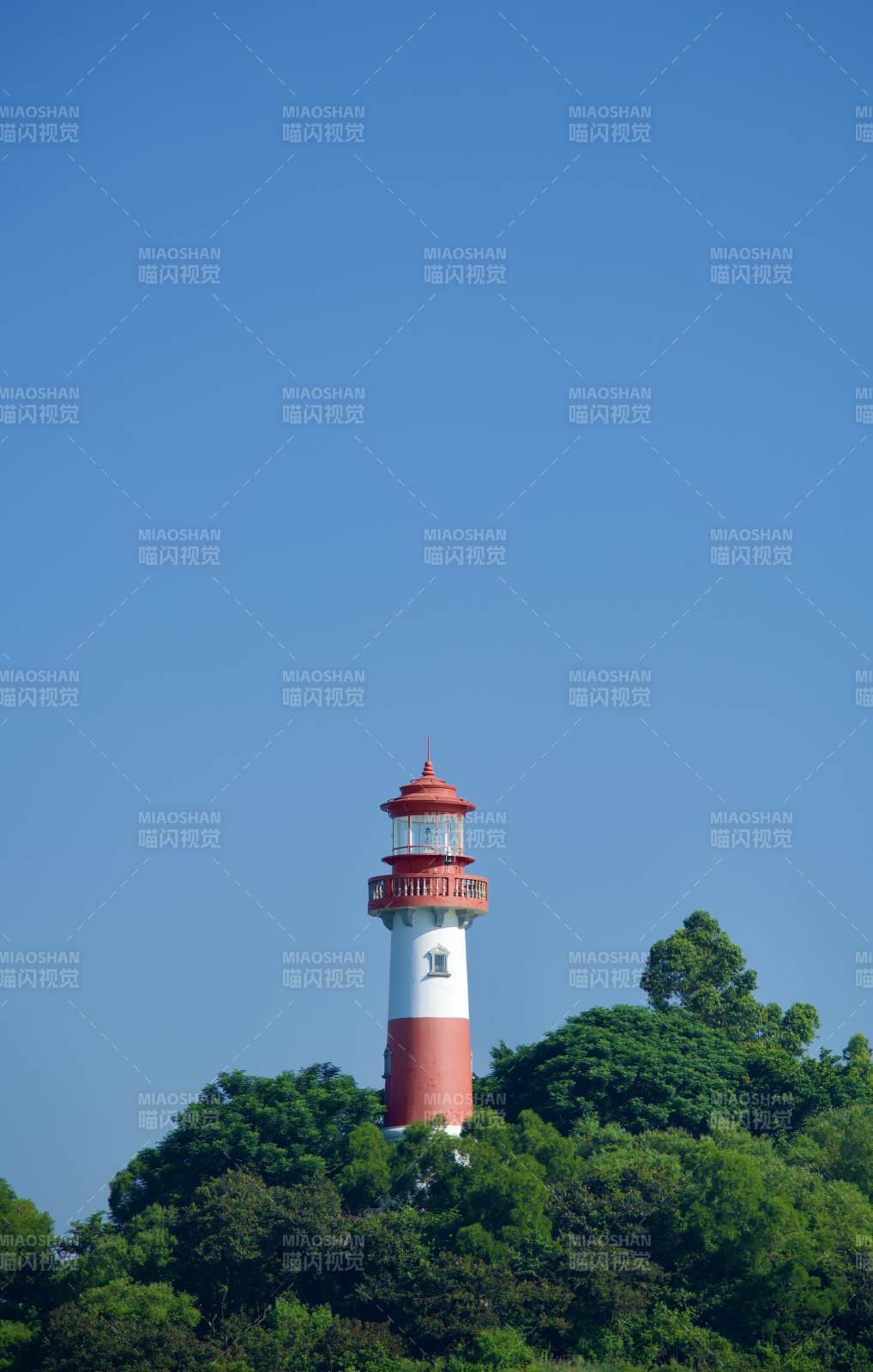 红白灯塔蓝天图片