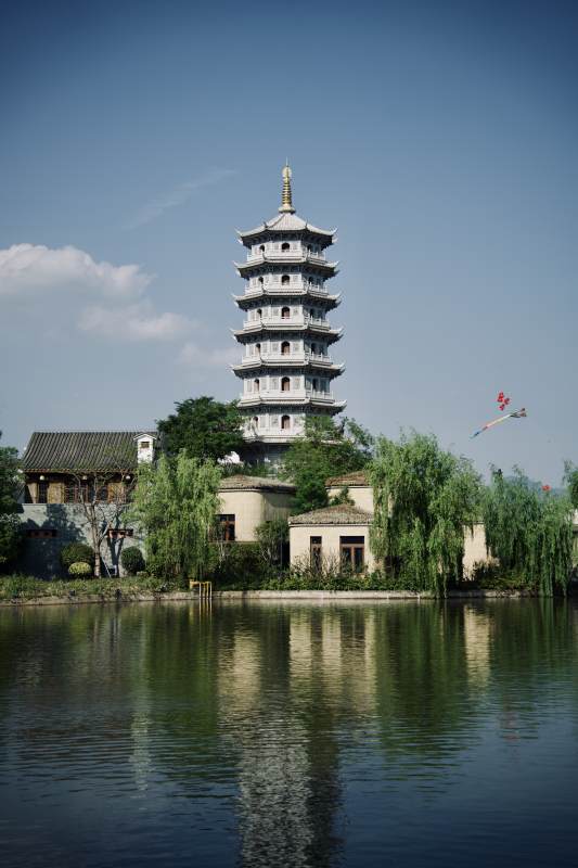 闽越水镇湖畔古塔映水景图片