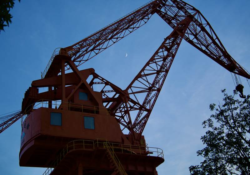 红色起重机与蓝天相映图片