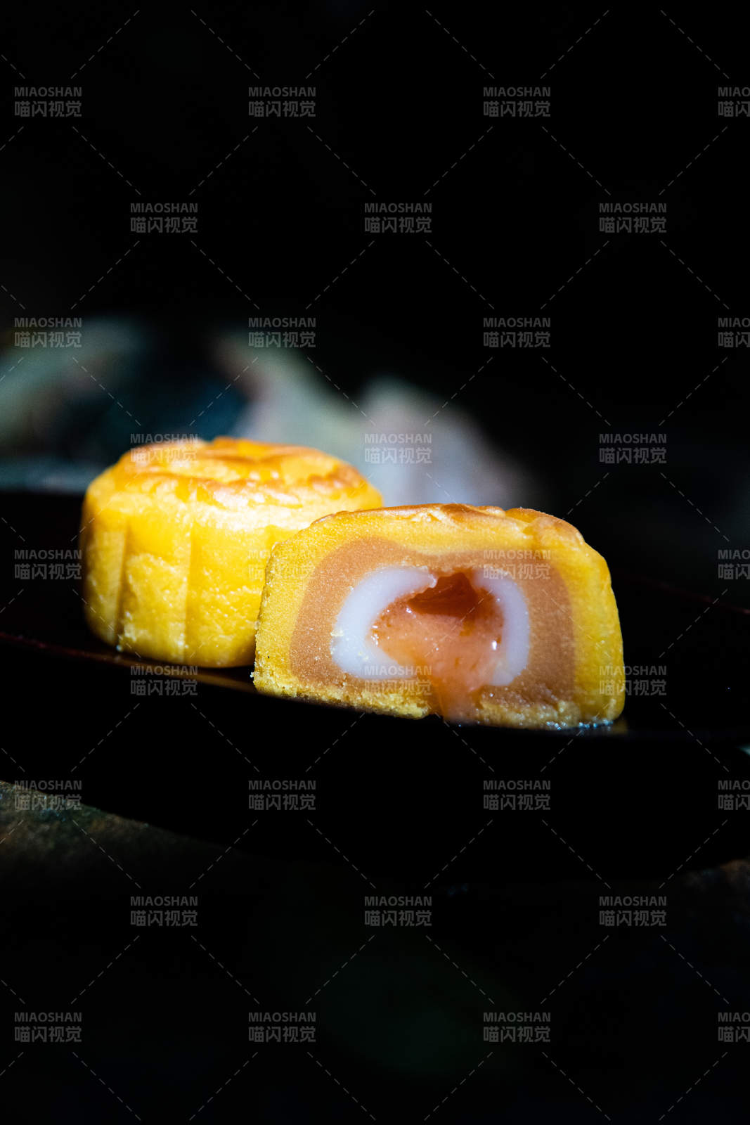 蛋黄莲蓉月饼切面特写图片