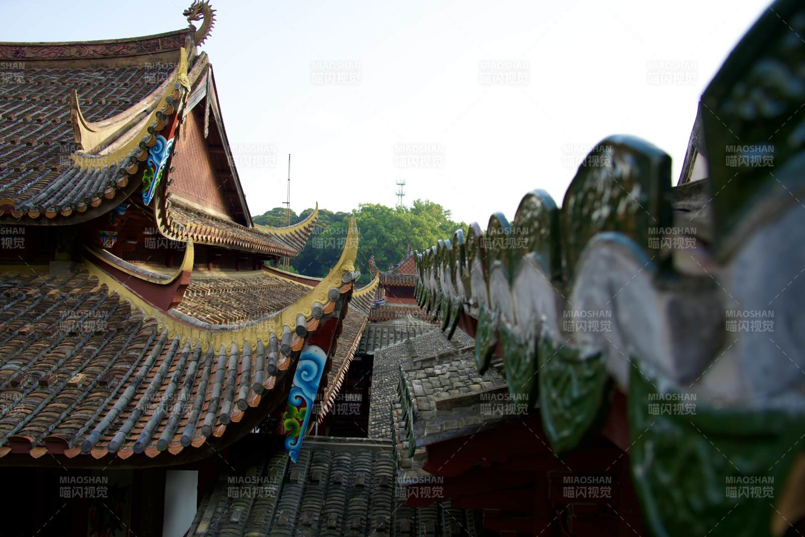 涌泉寺 古寺飞檐 青瓦映天图片