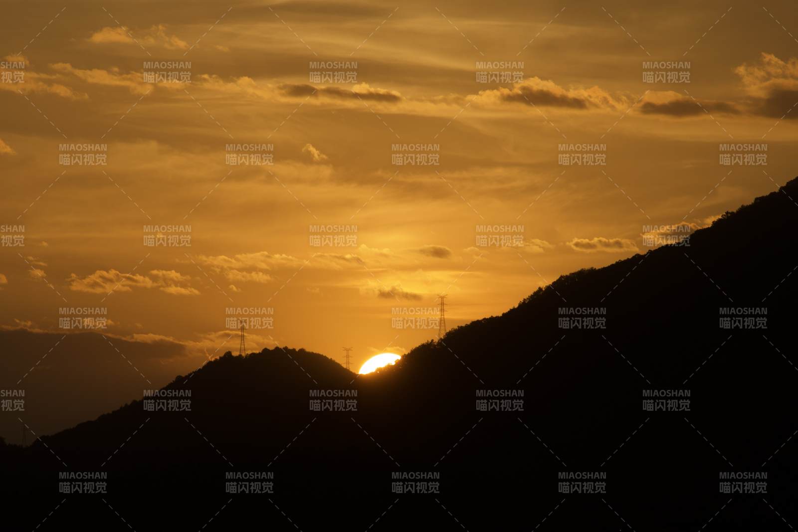夕阳西下 山峦剪影图片