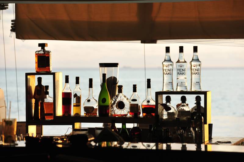 海边酒吧的酒瓶与夕阳图片