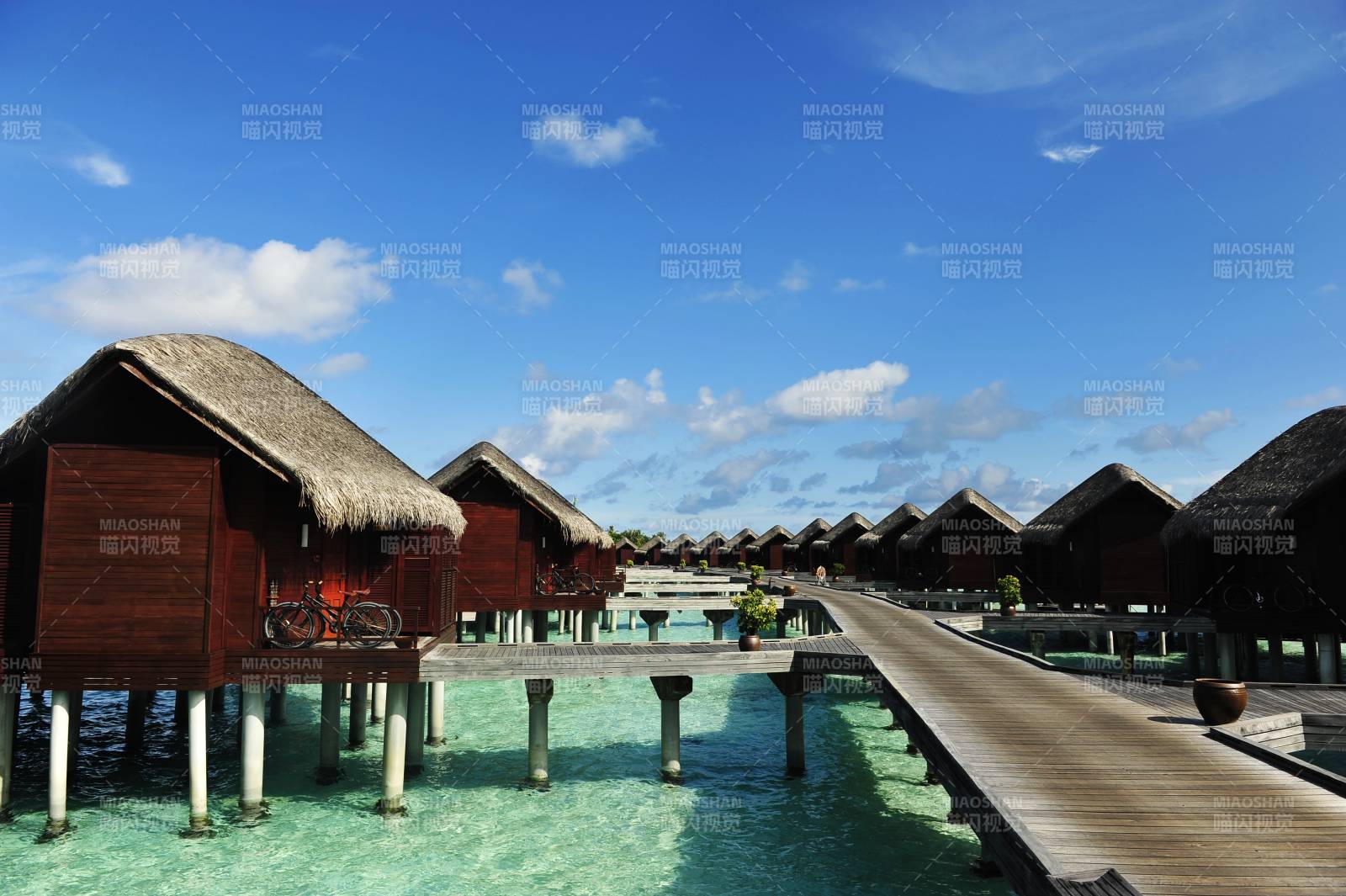马尔代夫水上别墅与木栈道图片