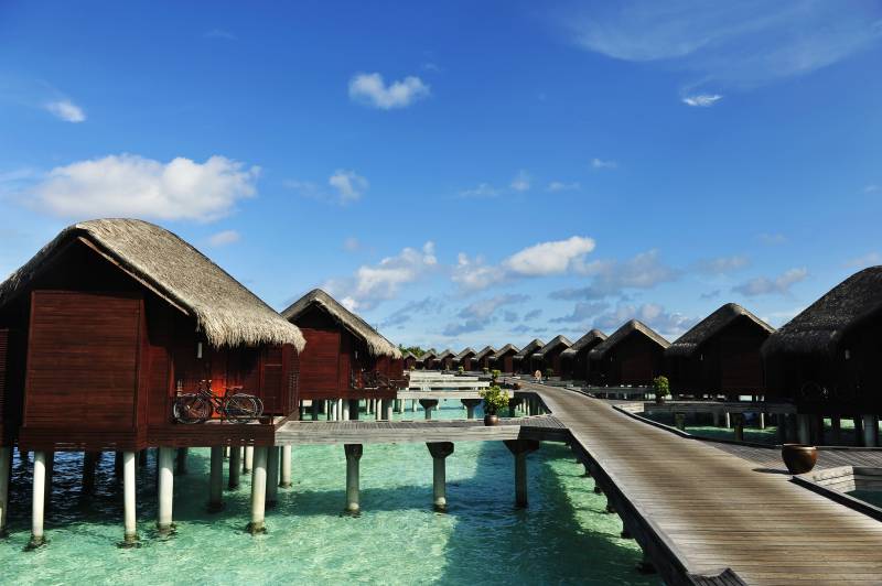 马尔代夫水上别墅与木栈道图片